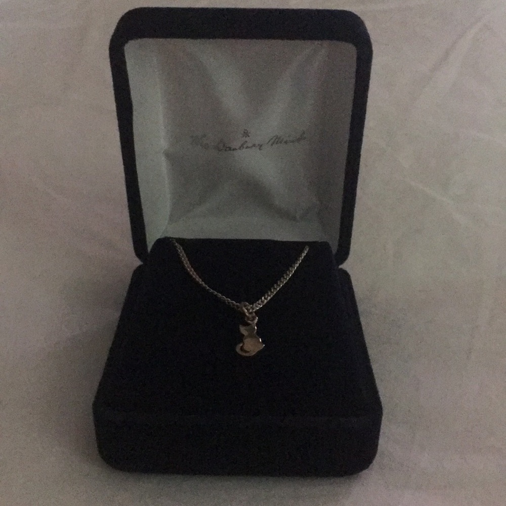 Gold pendent cat necklace